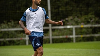 中场臃肿，皇社本赛季无欧战任务，阵容中却有10名中场球员